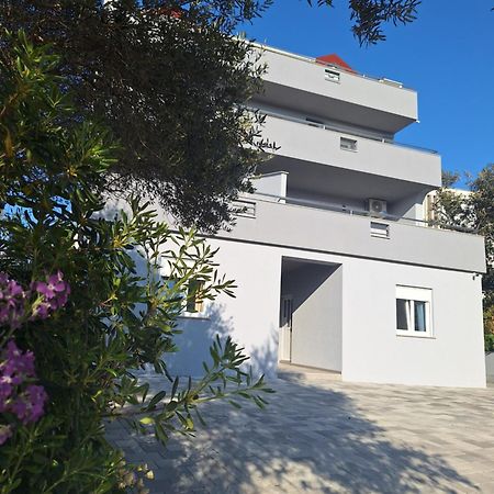 Apartments Miki 2 Новаля Екстер'єр фото