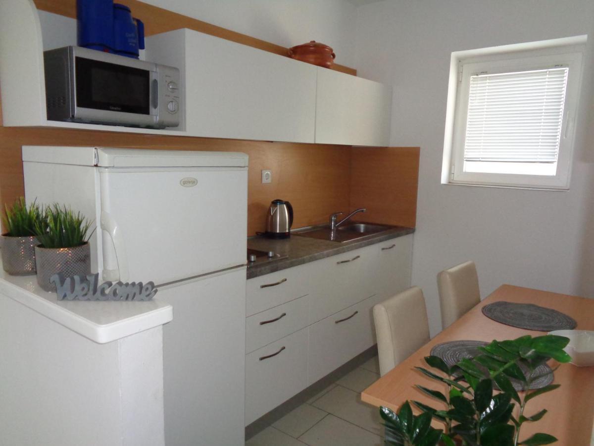 Apartments Miki 2 Новаля Екстер'єр фото