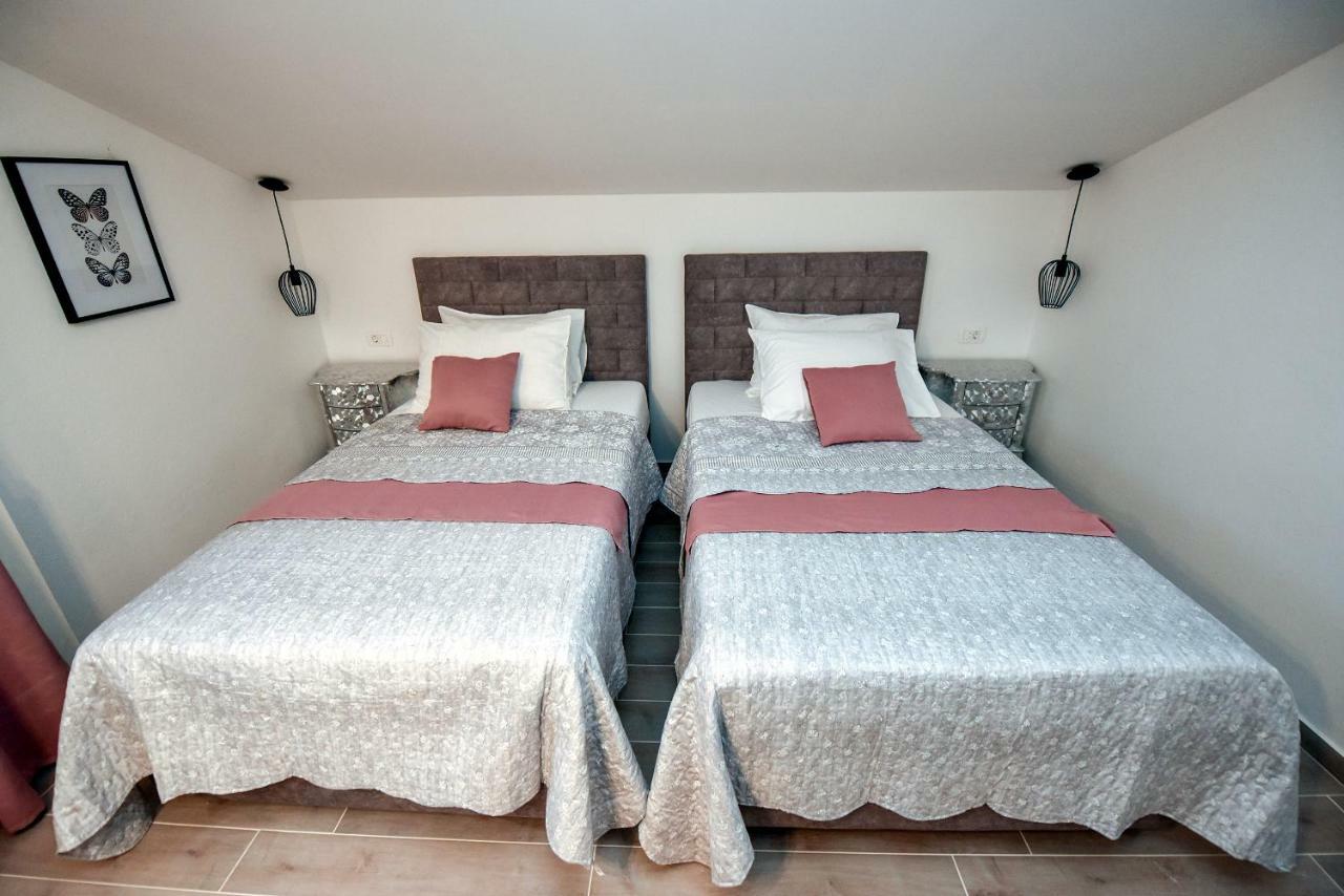 Apartments Miki 2 Новаля Екстер'єр фото