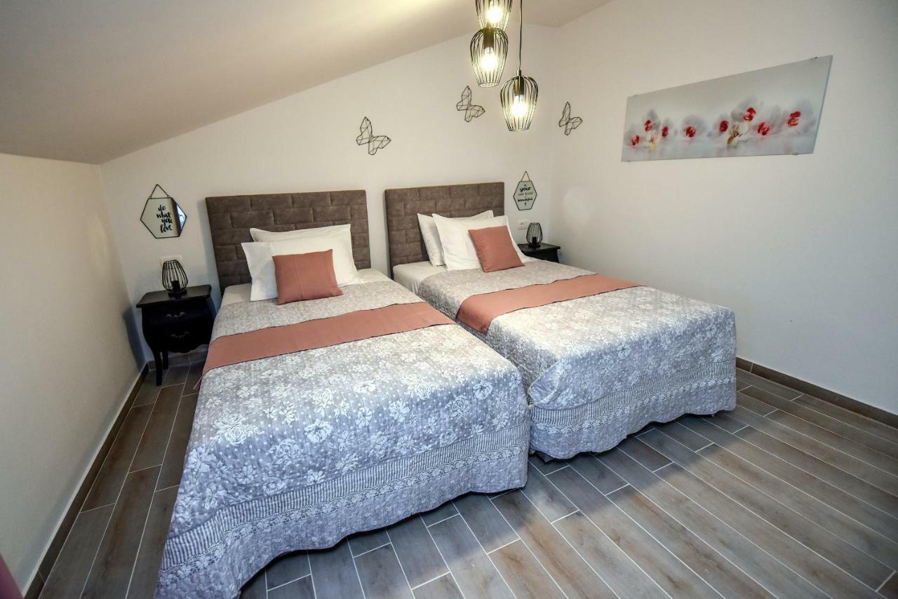 Apartments Miki 2 Новаля Екстер'єр фото