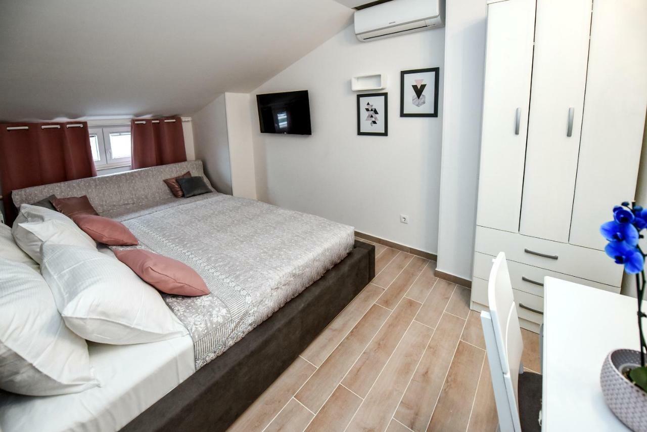 Apartments Miki 2 Новаля Екстер'єр фото